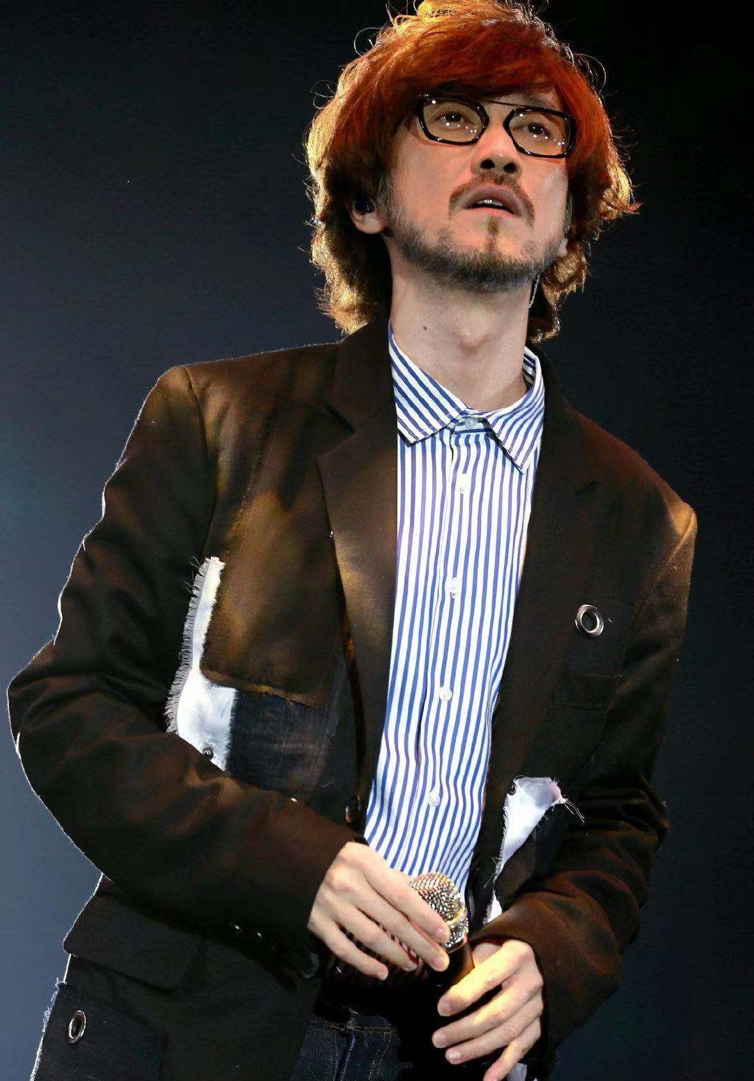 周传雄是值得尊重的乐坛前辈吗,周传雄隐退10年有收入吗