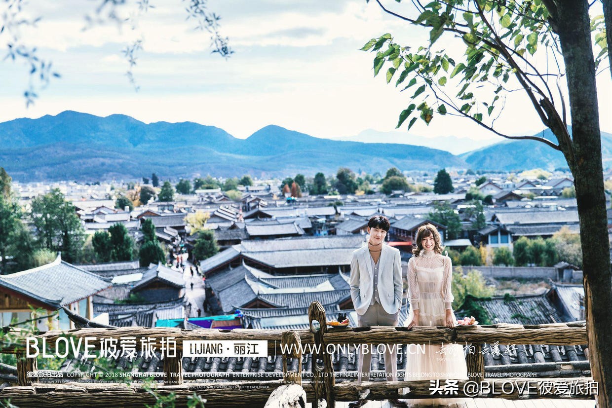丽江束河古镇客栈楼顶婚纱照旅拍,阜阳丽江婚纱照旅拍推荐