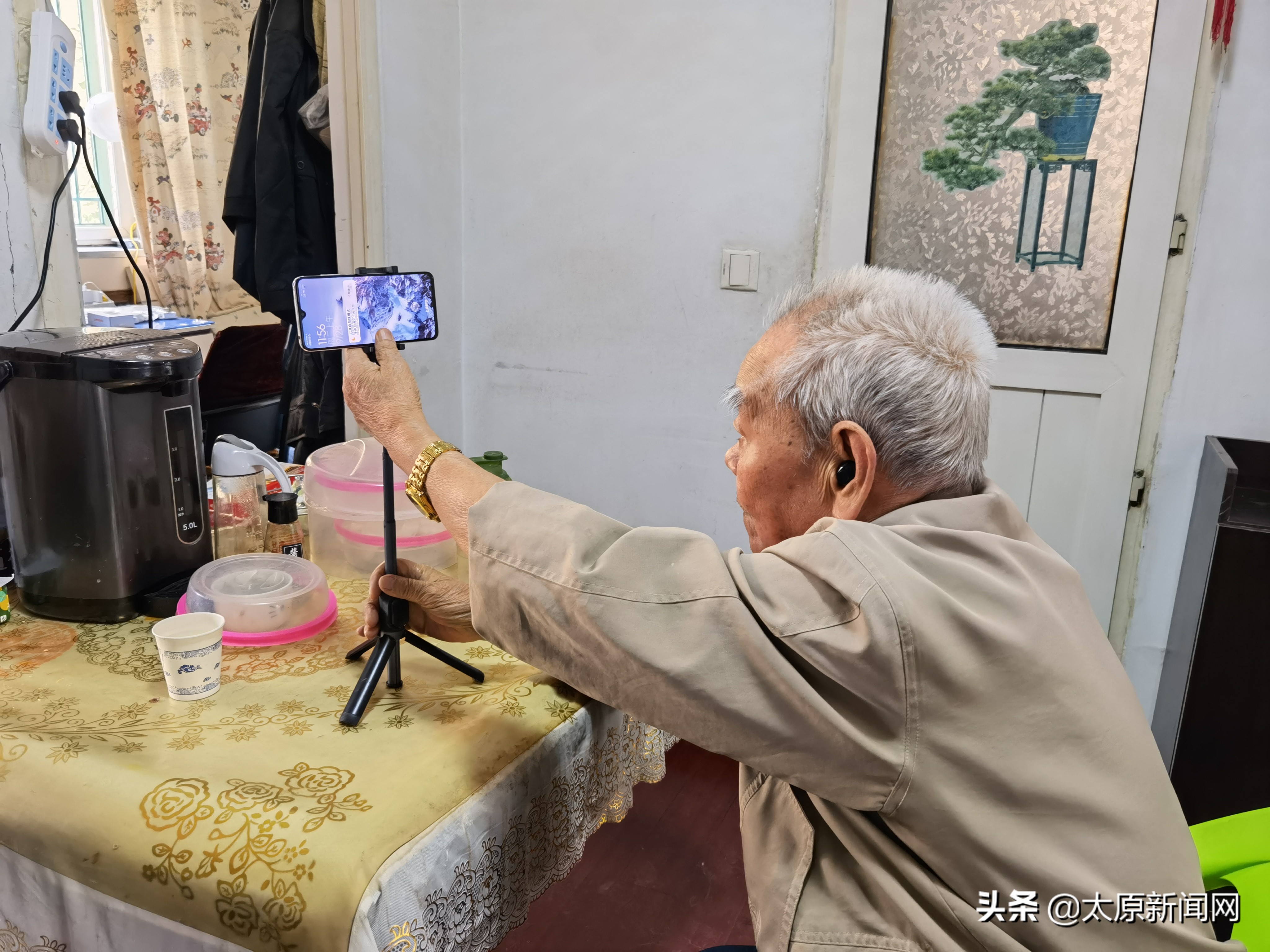 手机学习、记账、购物太原九旬张爷爷手机玩得真叫个“溜”