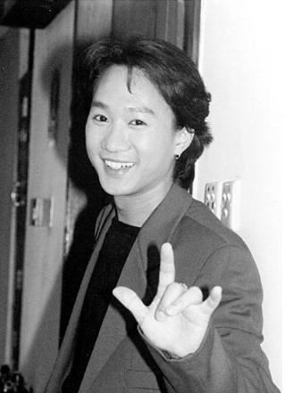 黄家驹葬礼叶世荣图片,黄家驹鼓手叶世荣