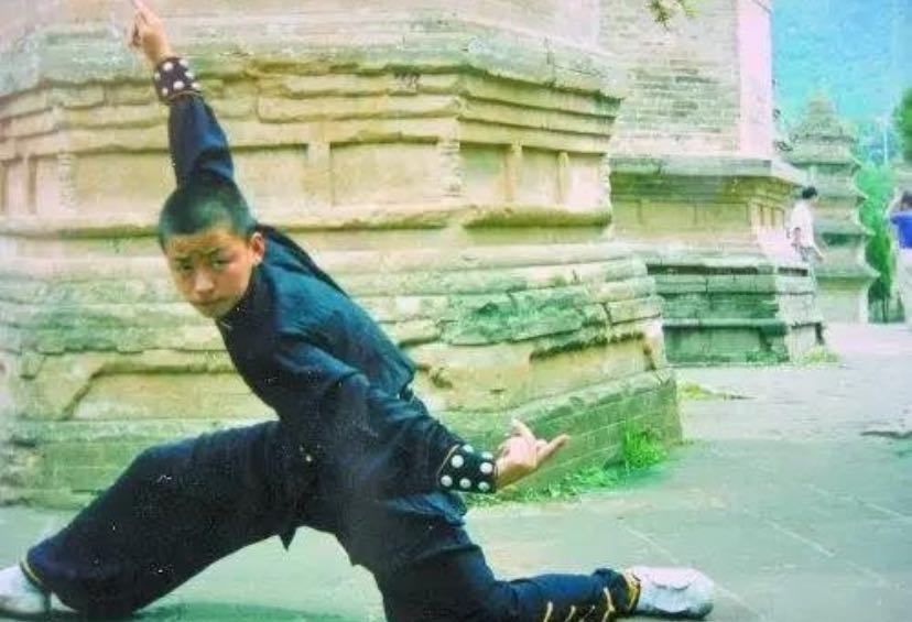 哪一年岳云鹏14岁郭德纲26岁,岳云鹏王宝强郭德纲马云成长史