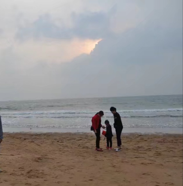 水天一色的景象,海边的日出是什么样子的