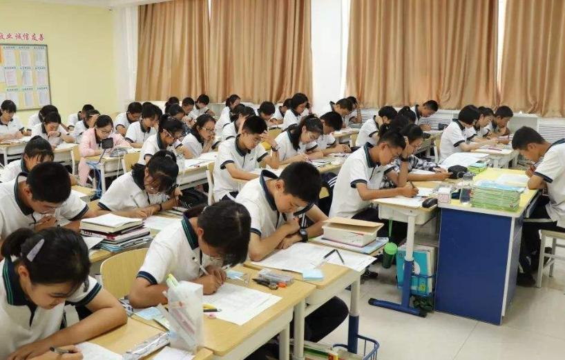 怎样缓解学霸的学习压力,学霸当同桌对学渣的影响