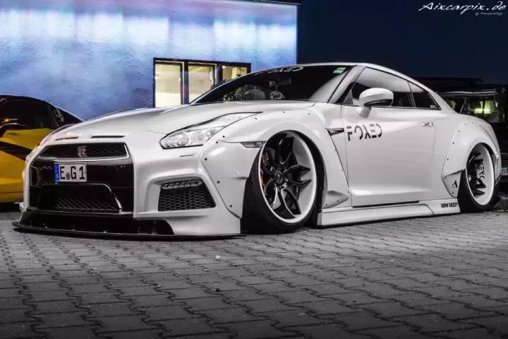 自从坐上了小姐姐的GT-R之后，天天都能体验速度与激情的快感