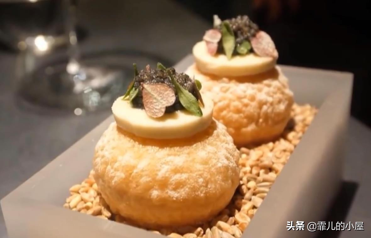 两年都预定不到座位的黑暗料理餐厅“炼金术士”，生吞金鱼的吃货