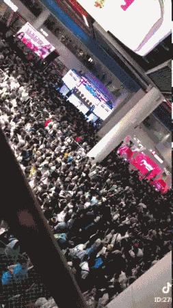 全国各地景区人挤人,各地景区游客爆满