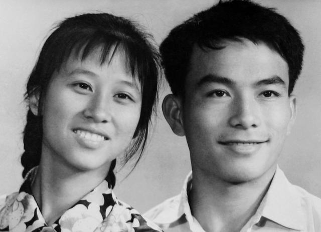 儿子看到父母年轻照片，讽刺说：“妈，你嫁爸是被威胁的吧”？