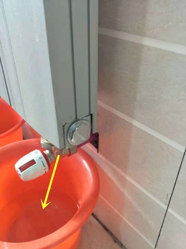 停暖后地面暖气管道出现渗水,暖气漏水地板被泡快速补救
