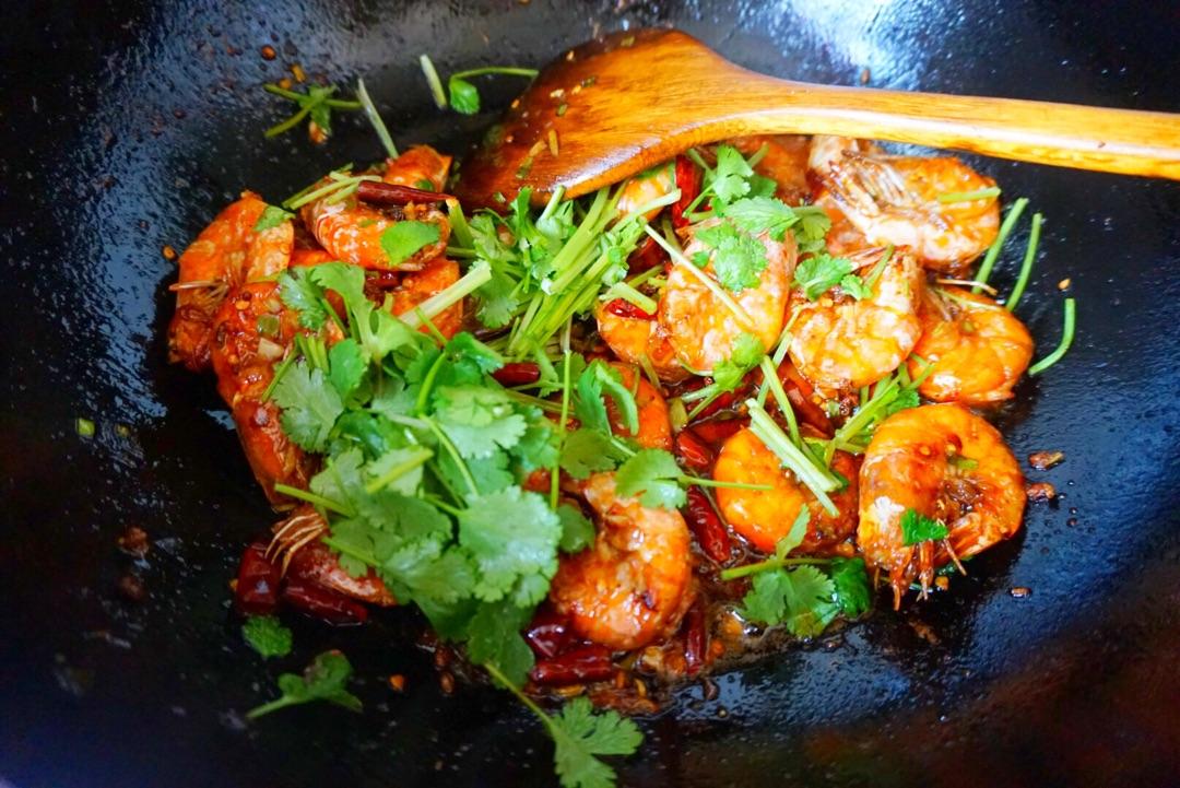 干锅芹菜香辣虾的做法,干锅虾里面的配菜芹菜怎么做