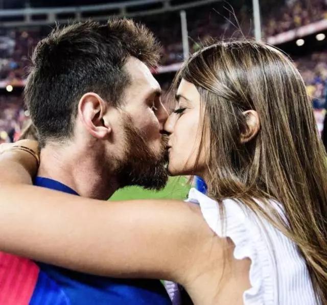 梅西秀恩爱上热搜,梅西恩爱