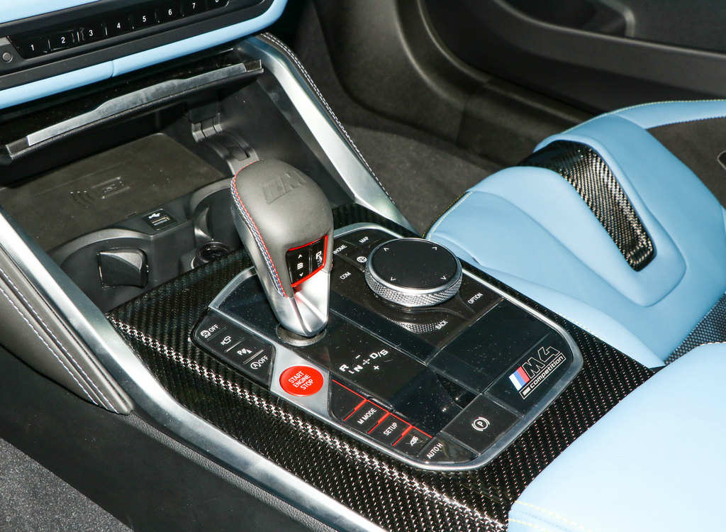 最新款宝马m4在大街上跑,激光大灯宝马四系