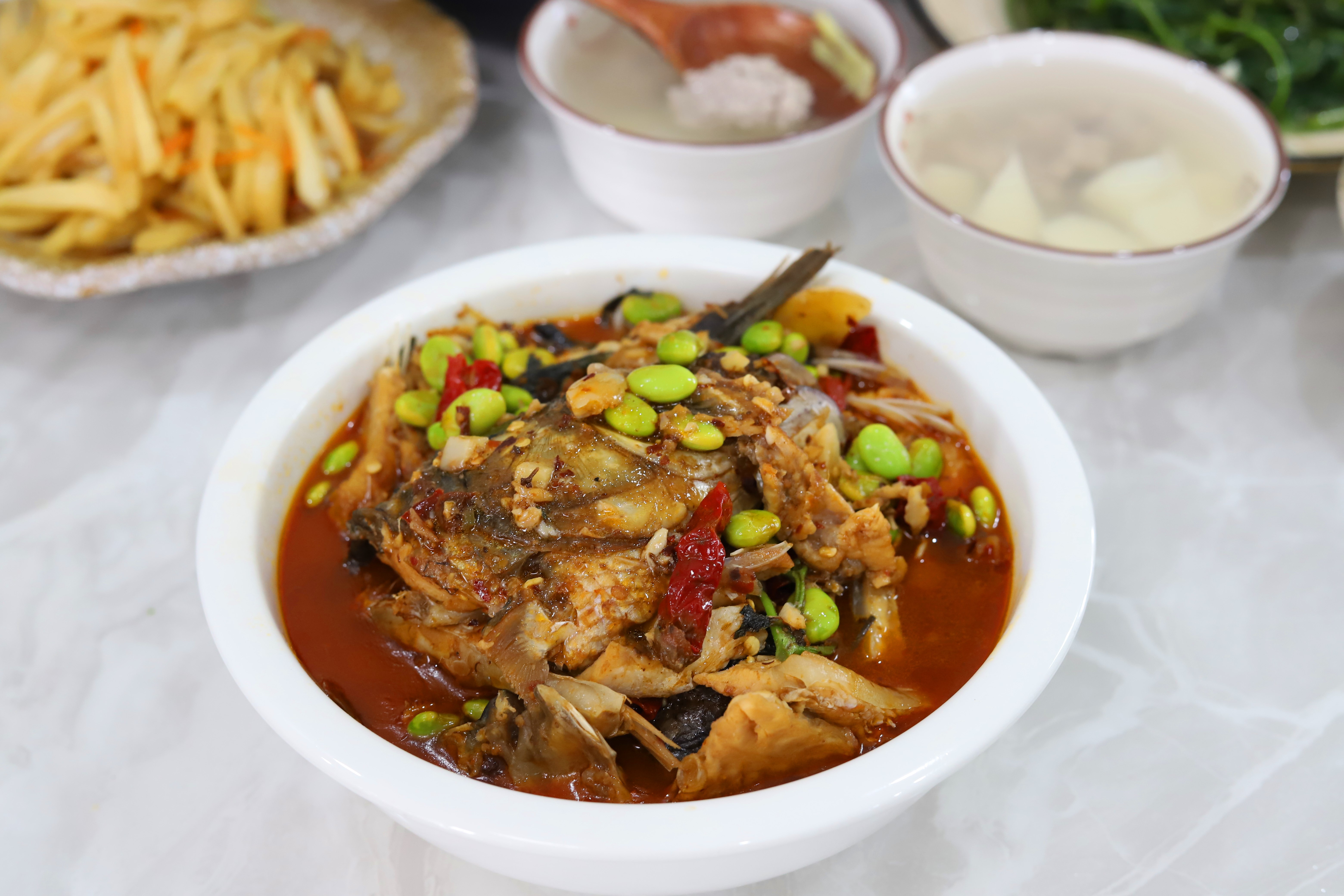 草鱼骨最好吃的做法,用草鱼骨头做了一碗菜香辣下饭