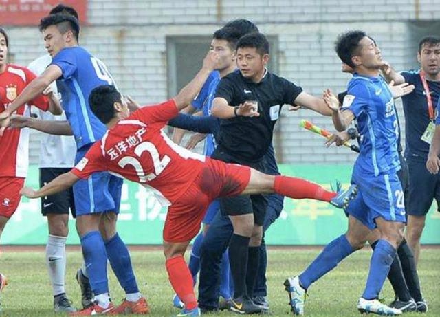 盘点国内足坛的暴力斗殴事件,中国足球飞踹日本球员图文