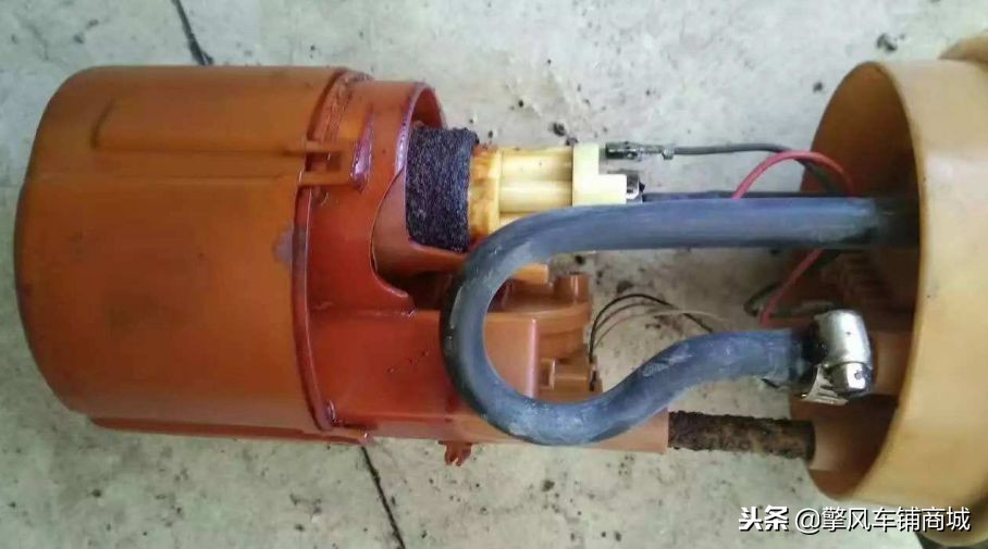 汽车冬天启动排气管冒烟有异味,摩托车冬天排气管冒白烟怎么回事