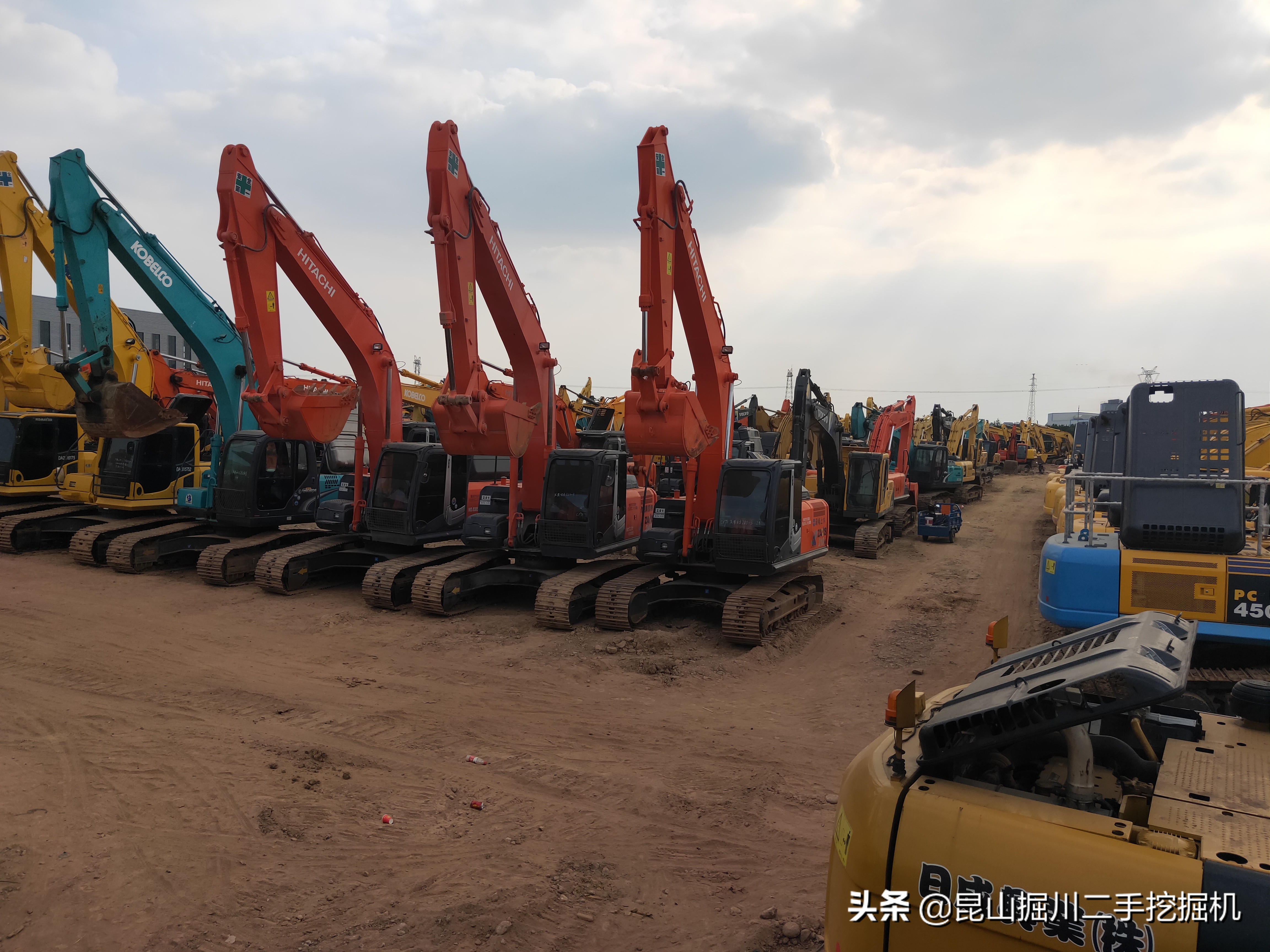 买二手挖掘机哪里安全可靠,二手小型挖掘机哪个品牌质量好