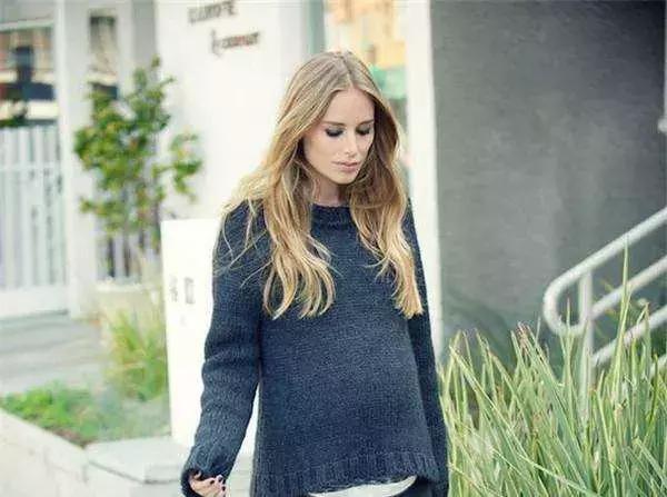 冬日里的漂亮准妈妈