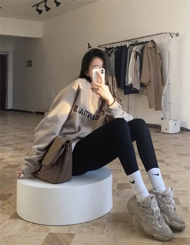 最适合配鲨鱼裤的过膝袜子,搭配鲨鱼裤洋气长筒袜