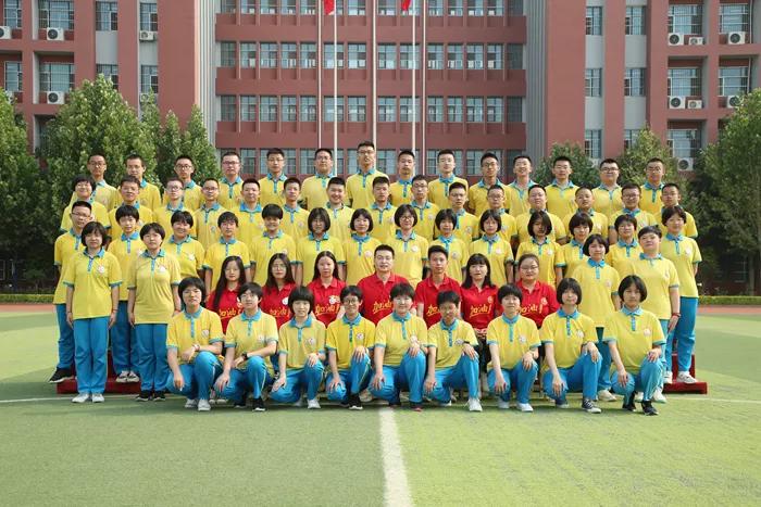 凝聚集体力量的班徽,团结友爱拼搏进取班徽