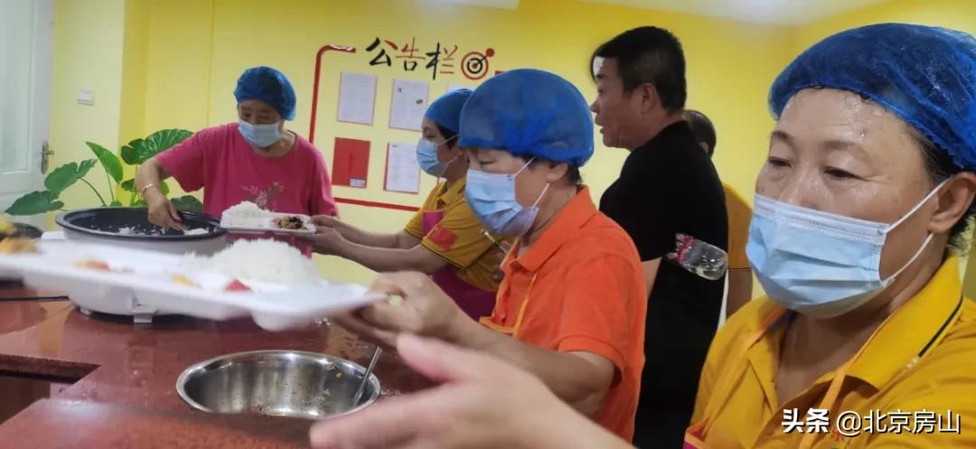 党旗在基层飘扬,党建引领社区养老服务