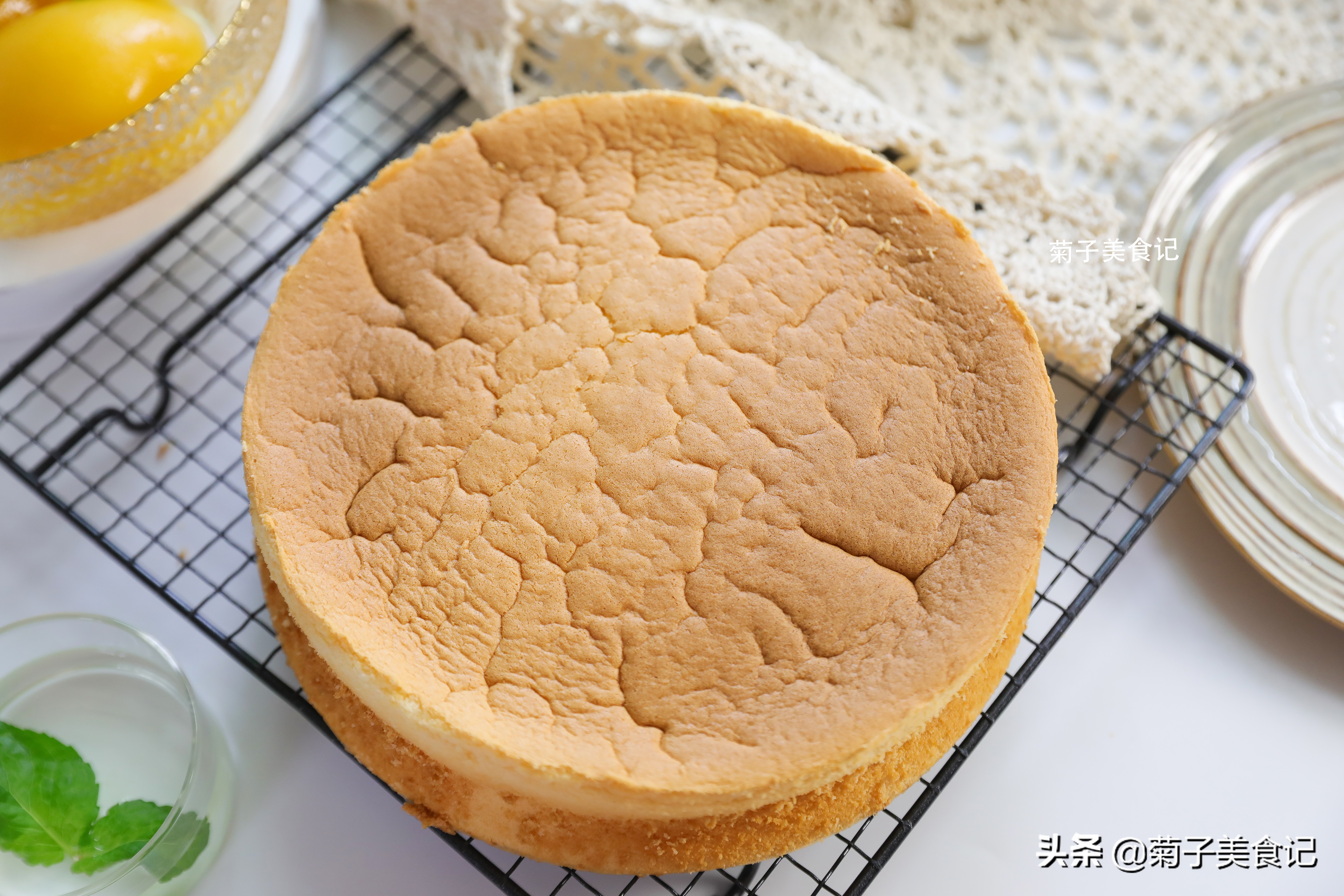 蛋糕烘烤过程中表面开裂原因,古早蛋糕开裂什么原因