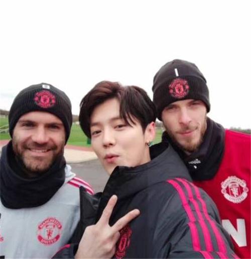 鹿晗接受采访曼联,鹿晗探班曼联完整版