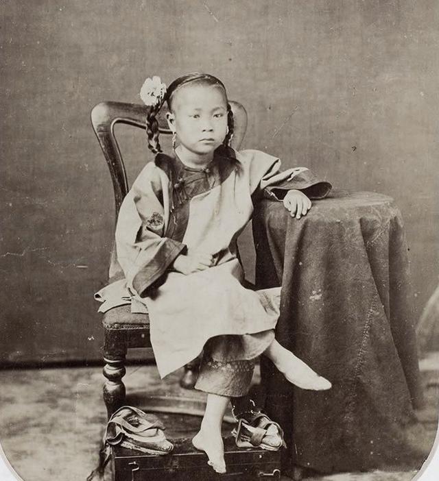 实拍三寸金莲裹脚缠足全过程,三寸金莲的缠足过程