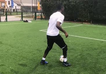 十大足球技巧过人动作,30秒掌握10种足球基本功