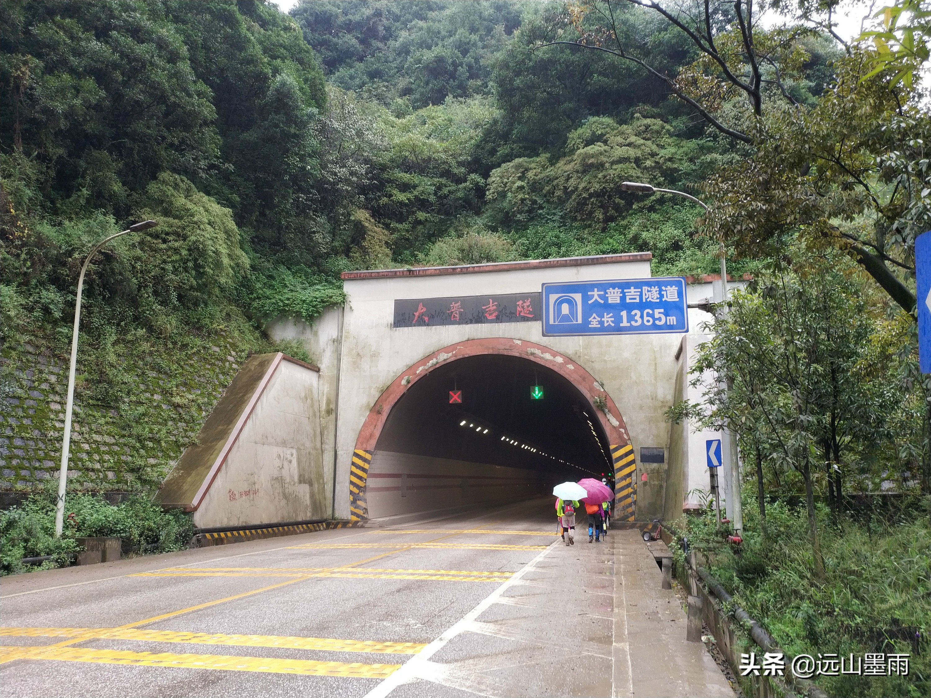 昆明陡坡村的风景非常独特,昆明可以爬山看夕阳的地方