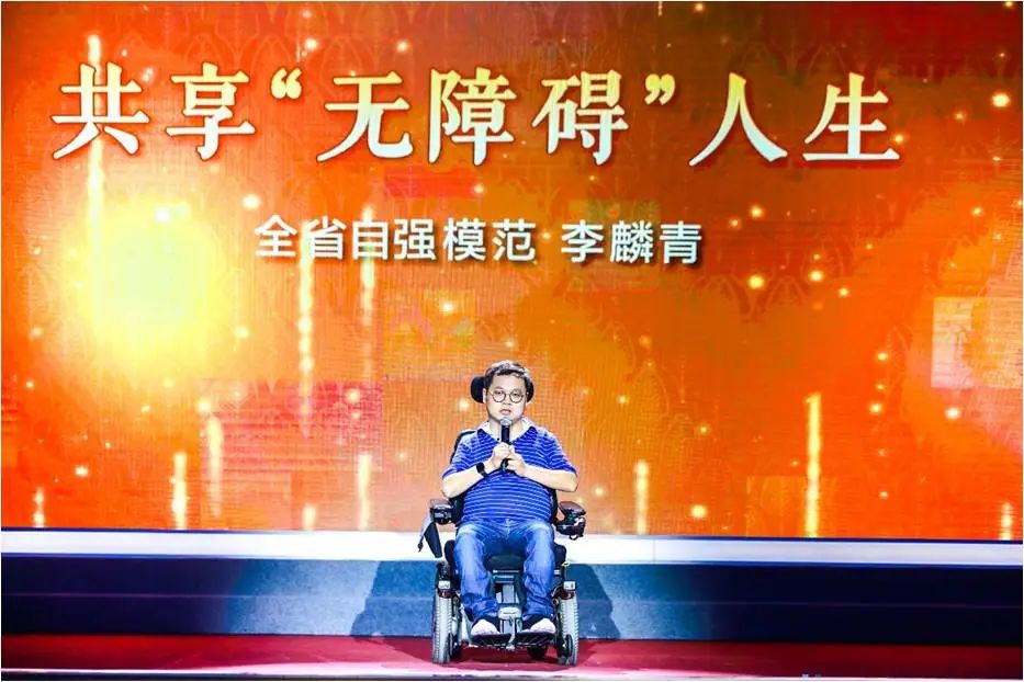 人民日报点赞袁隆平,人民日报点赞脑瘫少年