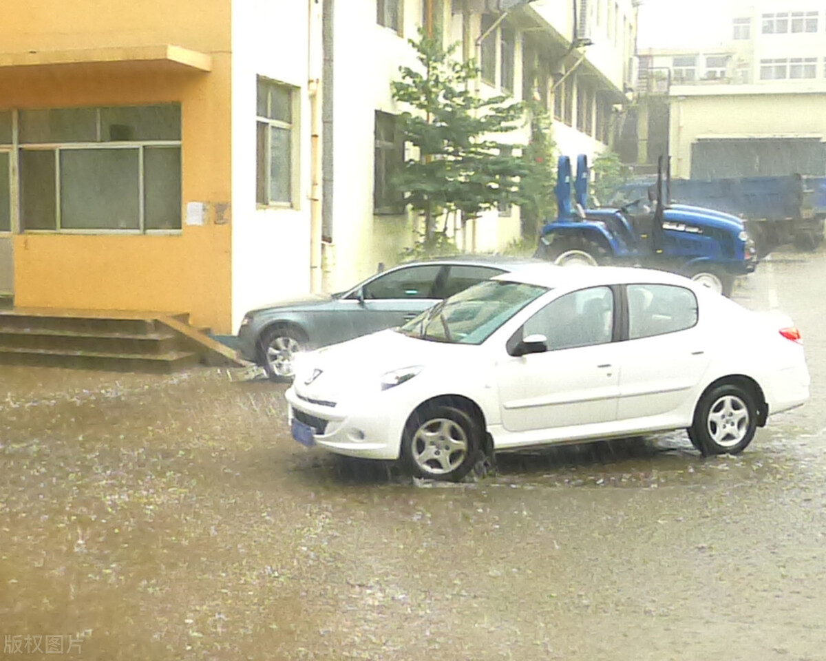 冰雹砸坏天窗车里进水按泡水理赔,下冰雹砸坏车能走保险理赔吗