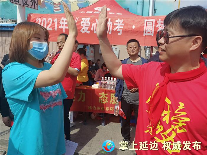 延吉市一中送考,高考考场外家长老师送行的场景