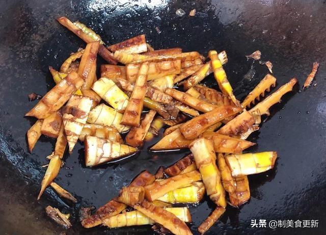 油焖春笋最正确的做法,第一波非常嫩的春笋要焯水几分钟