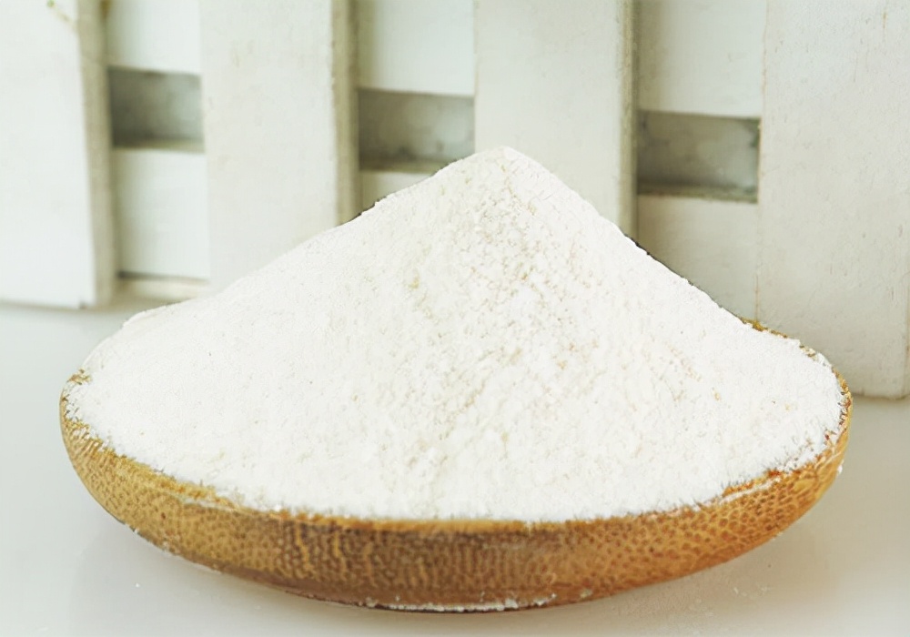 狗狗的尿尿发红怎么回事,狗狗的尿尿处肿咋办