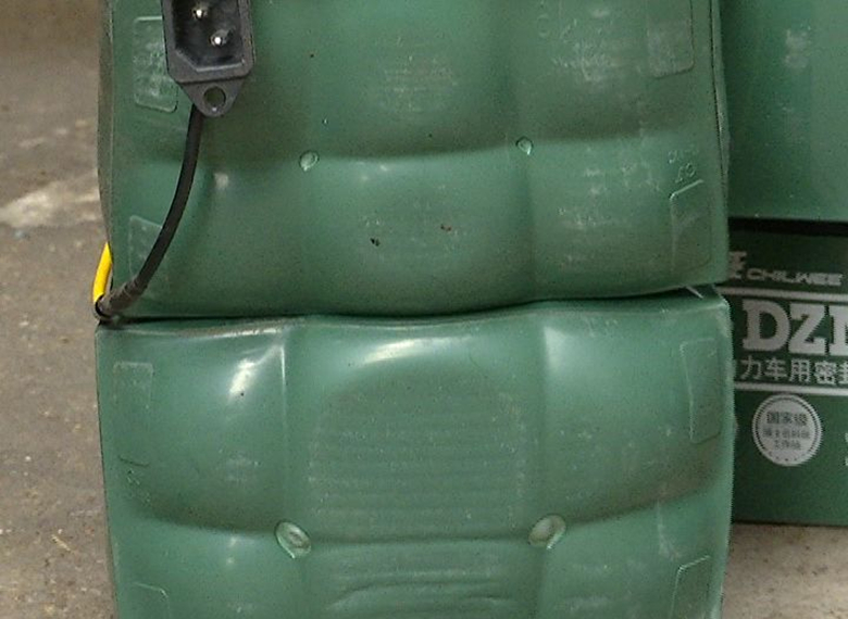 电动车电池充不满电充电器不跳灯,电瓶车充电器充不进电怎么修复