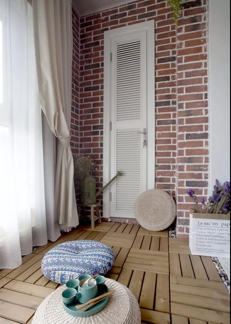 阳台贴什么样的瓷砖好看,没想到瓷砖上面铺地板也这么好看