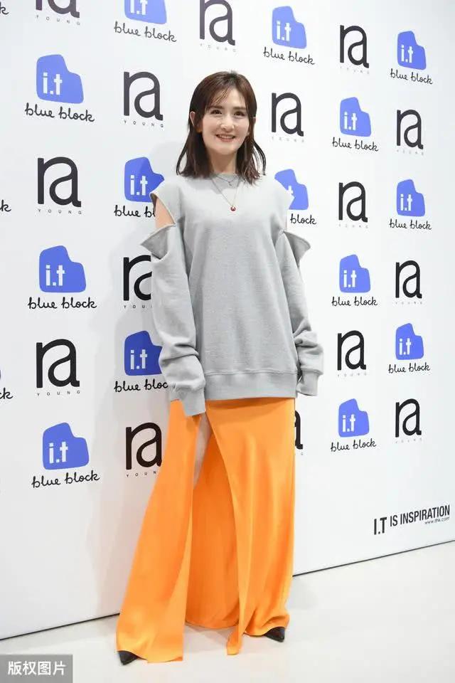 谢娜穿高级感连衣裙,谢娜穿三宅连衣裙