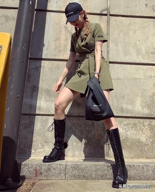 周洁琼短裙穿搭,周洁琼黑色裙子黑长筒鞋