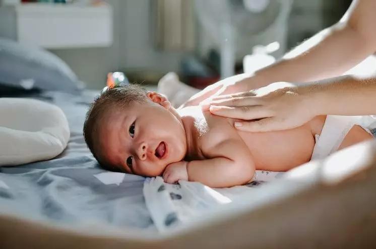 湿疹是先擦保湿水霜还是先擦药膏,宝宝湿疹怎么保湿最有效