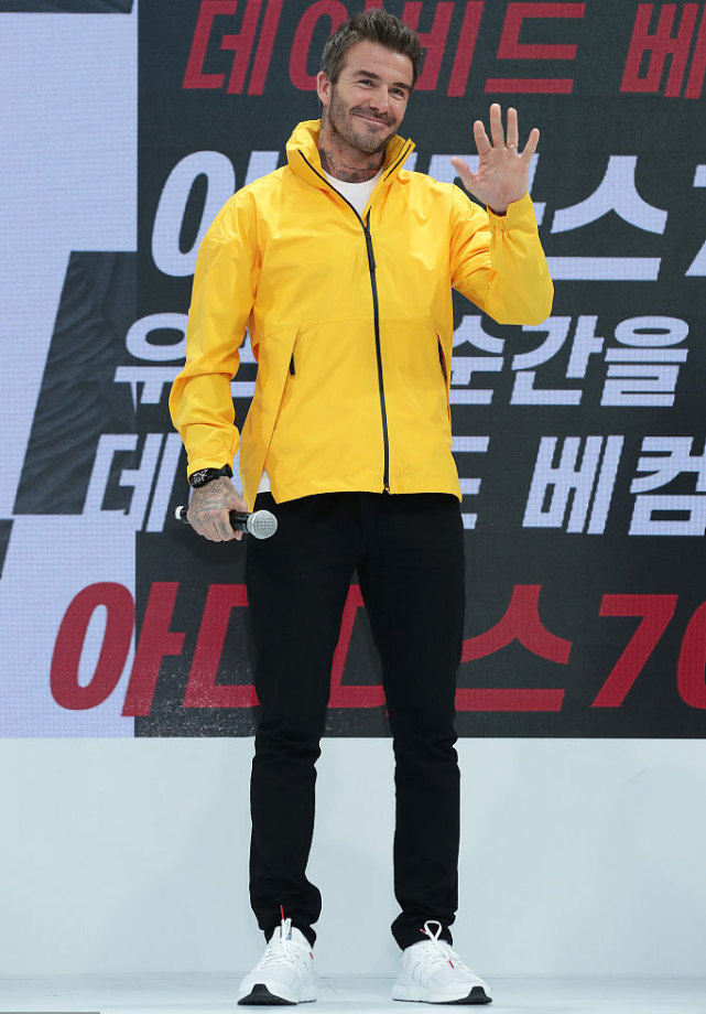 贝克汉姆穿运动裤,贝克汉姆穿浅灰色运动裤