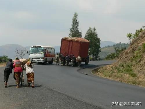 为什么在布隆迪，每辆卡车后都挂了一串自行车？