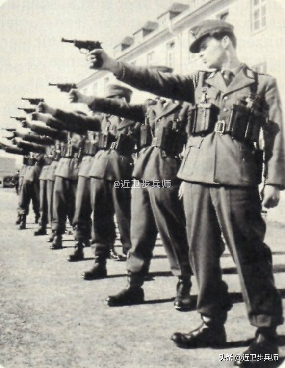 二战军用德式钢盔,二战德国装备了多少单兵铁拳部队