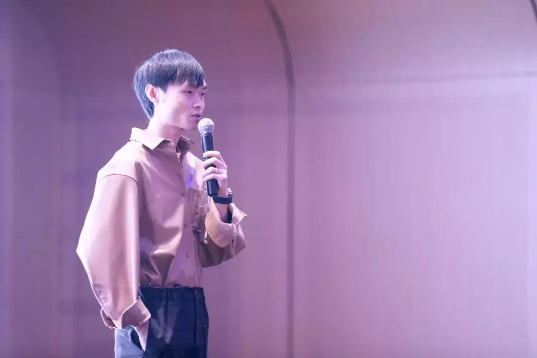 “誒，把你做的男装趋势笔记借我抄下”