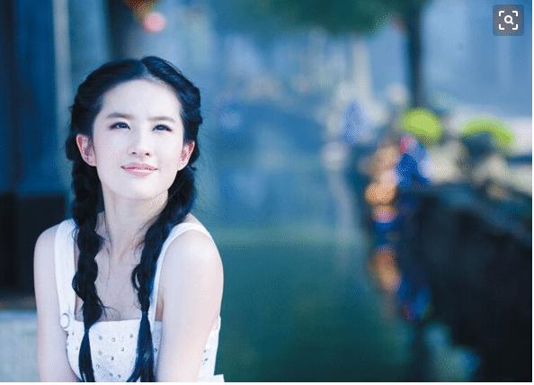 非洲版“刘亦菲”哄了多少人？镜头靠近后，手上茧子不是一般的厚