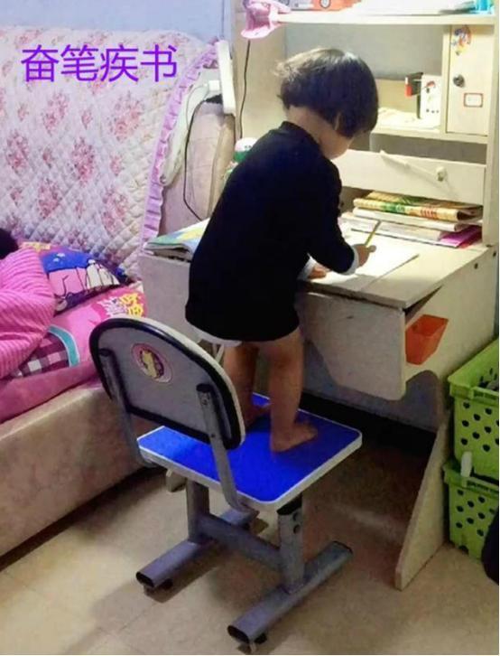 “最萌代练”火了，2岁妹妹替哥哥上网课写作业，为家里付出太多