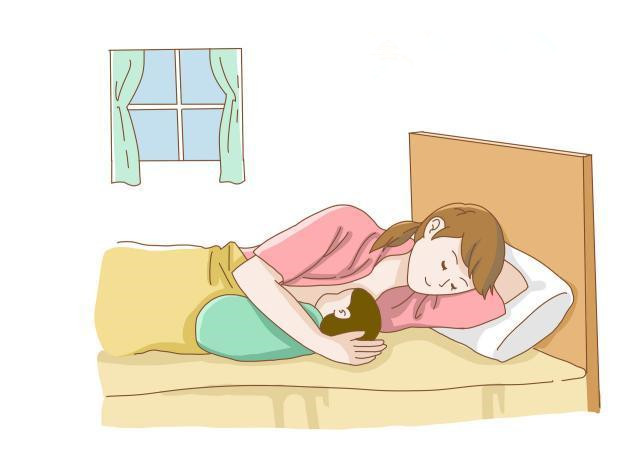 宝宝一吃母乳就睡觉，该不该叫醒他？这些回答告诉你