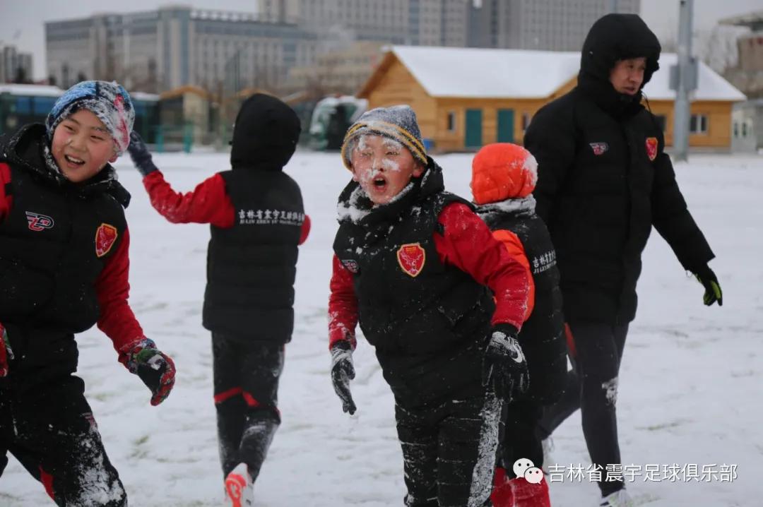 雪地快乐踢球,冰天雪地足球
