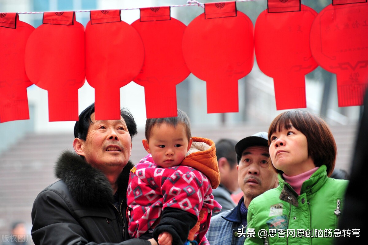 猜衣服上的东西：一个软，一个硬，两手紧抓向里弄（打一常见物）