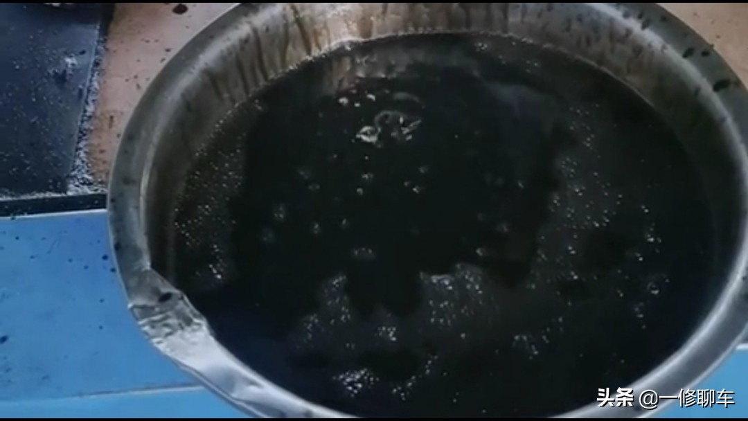 换下来的机油颜色是黄色的正常吗,我车换机油1年了机油为何变黑了