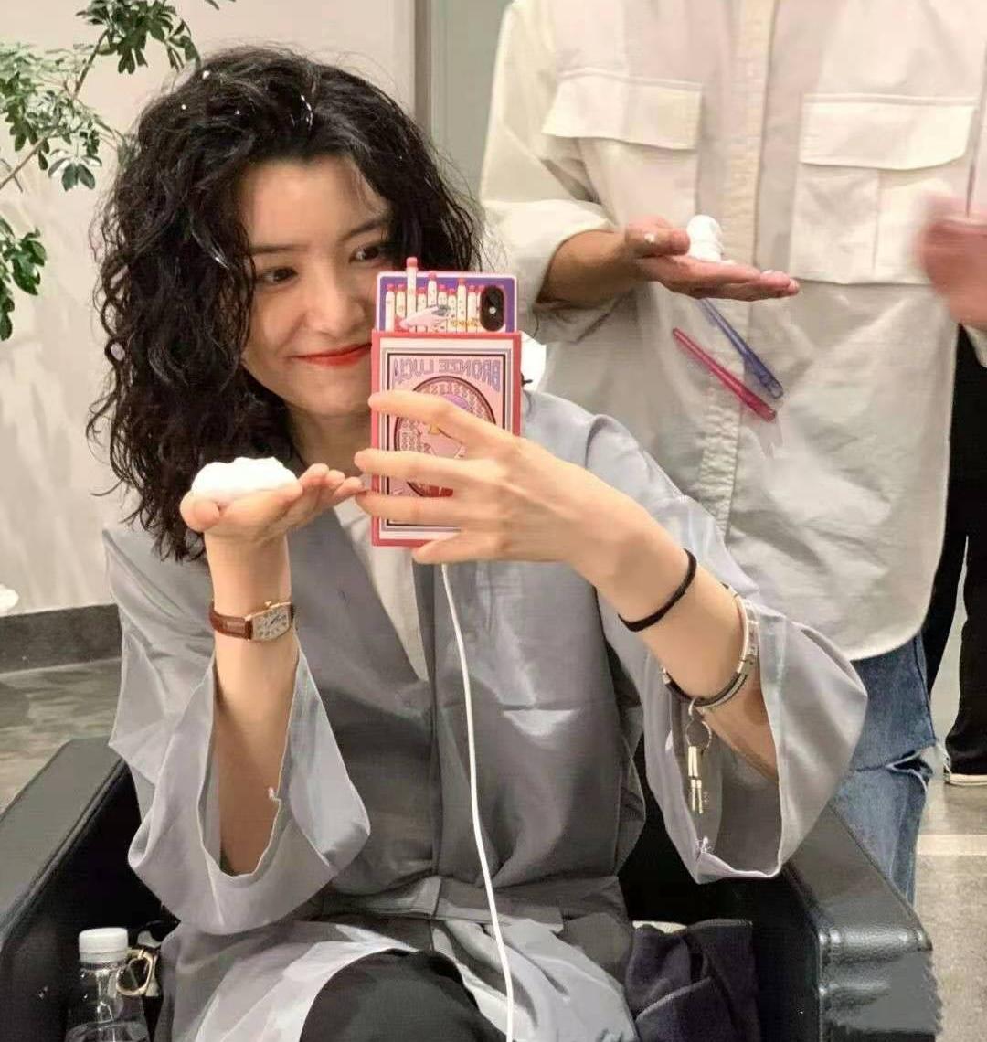 干枯毛躁的头发适合烫吗,头发烫显老如何拉直