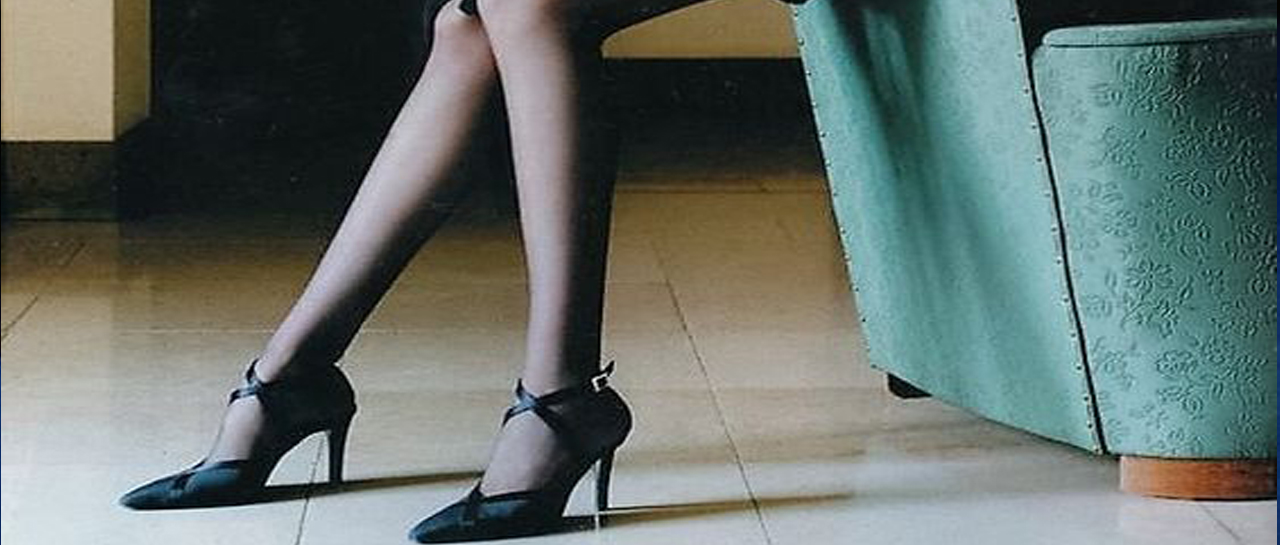 那个卖口红的YSL,教会女孩不色情的穿黑*袜丝**